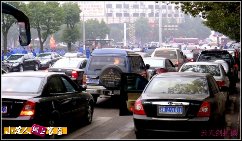 车辆都在避让长跑队伍